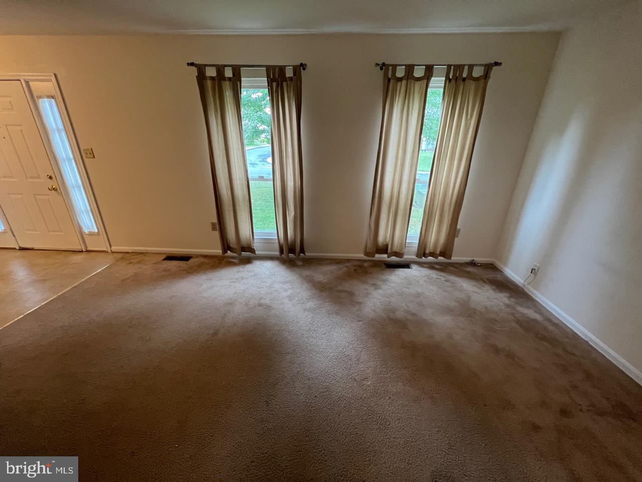 14320 Twig Road Silver Spring, MD 20905 - Photo 7 of 20 Living Room