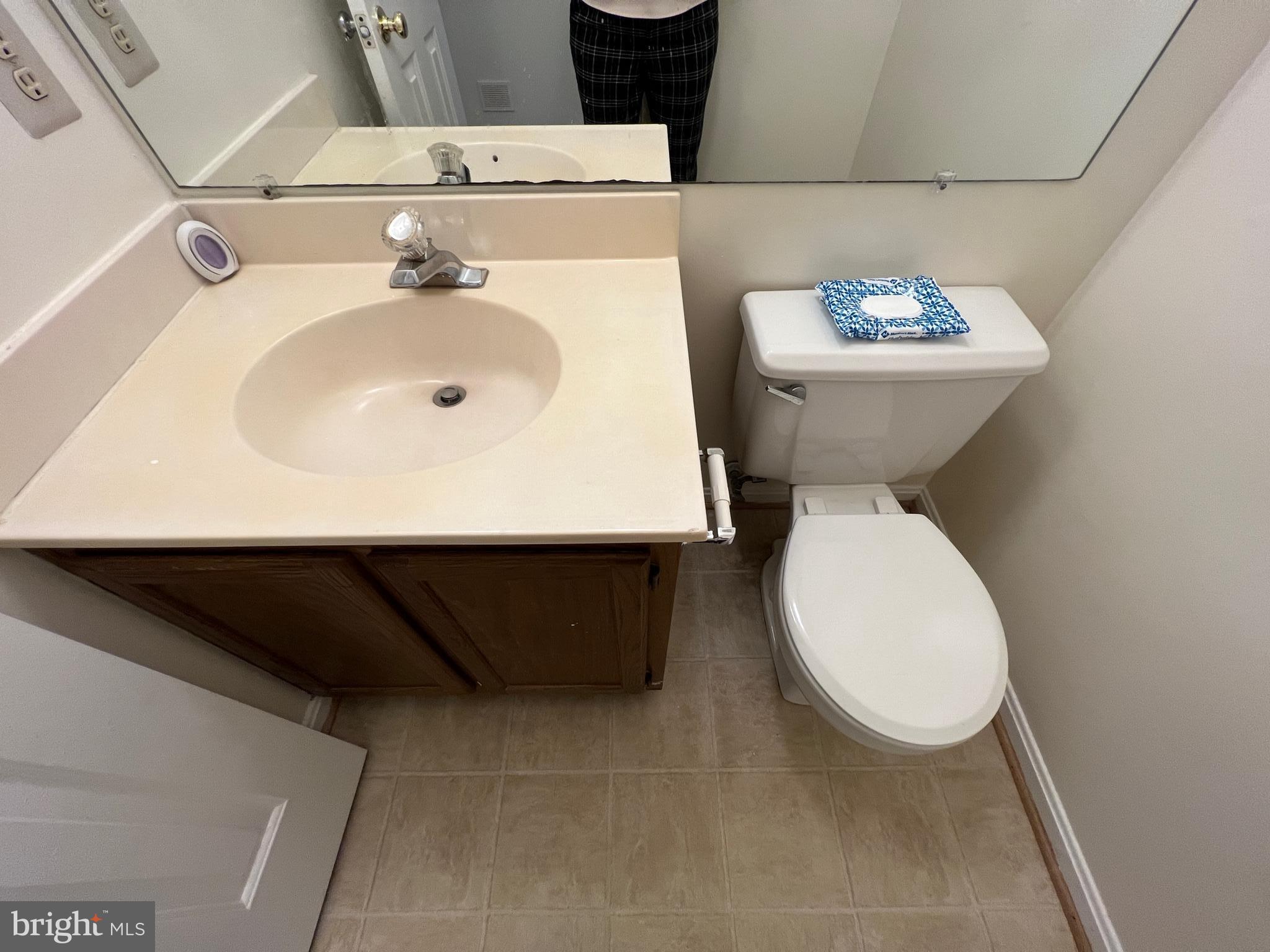 14320 Twig Road Silver Spring, MD 20905 - Photo 9 of 20 Half Bathroom
Main Level