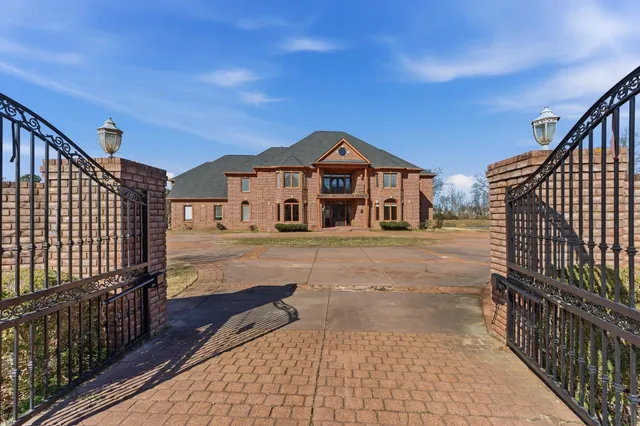 $950,000 | 4983 Rowen Oak Road, Collierville, TN 38017
