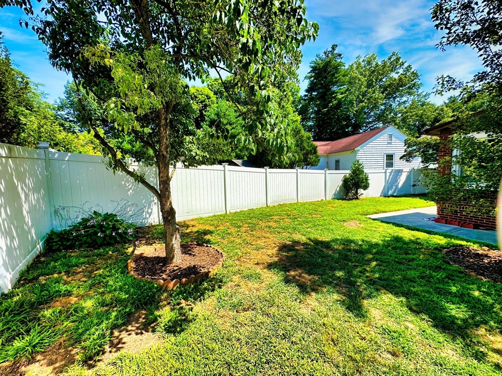 24 Locust Road Methuen, MA 01844 - Photo 8 of 36