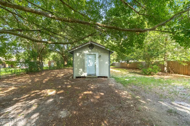 a view of a house with backyard and garden