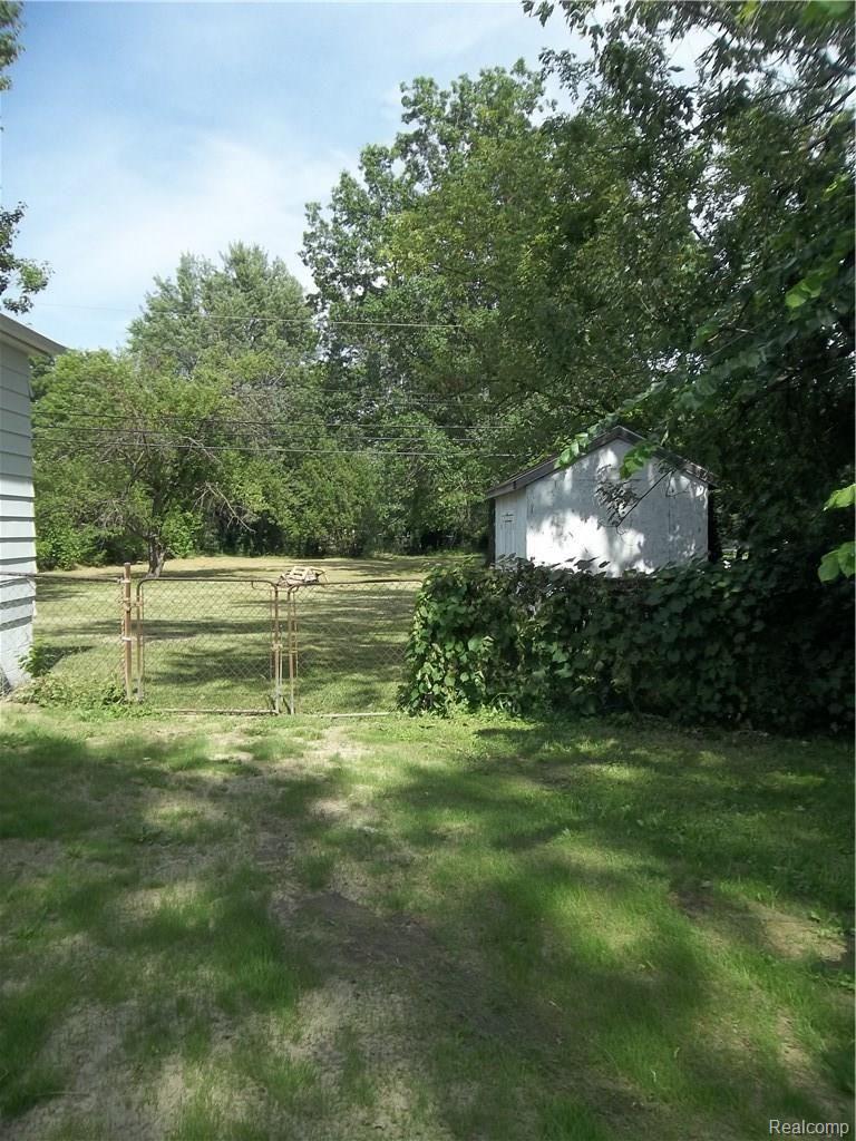 15317 Allen Road Southgate, MI 48195 - Photo 6 of 33 RIGHT SIDE OF THE HOUSE