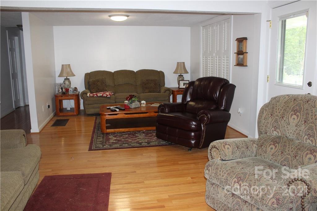 718 Bald Mountain Road Burnsville, NC 28714 - Photo 4 of 20 a living room with furniture
