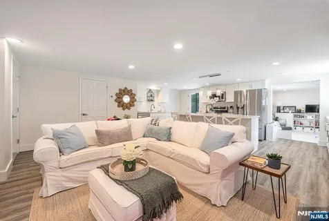 $1,320,000 | 440 Yuhas Drive, Paramus, NJ 07652