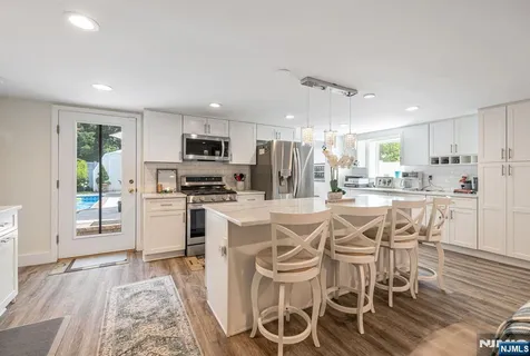 $1,320,000 | 440 Yuhas Drive, Paramus, NJ 07652