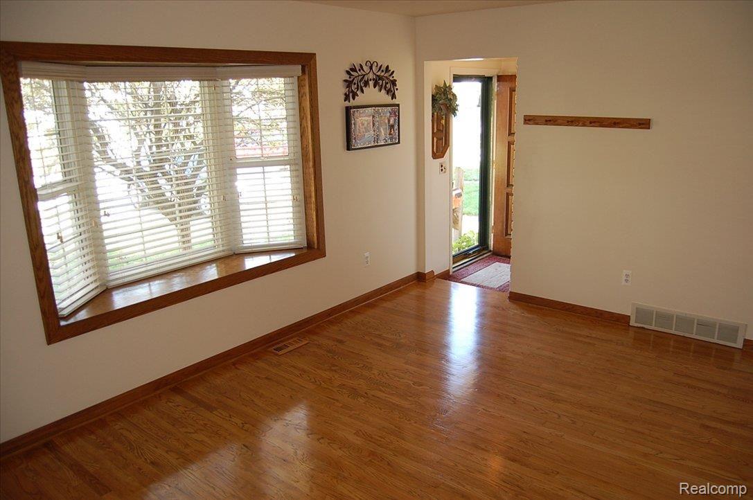 8416 Harding Street Center Line, MI 48015 - Photo 3 of 22 3