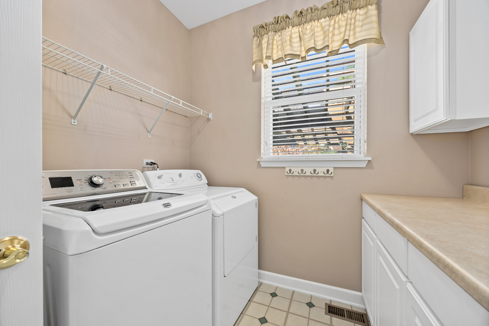 725 Delacourte Avenue Bolingbrook, IL 60490 - Photo 17 of 38 a utility room with dryer and washer