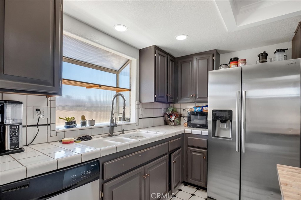 23482 Guajome Road Apple Valley, CA 92307 - Photo 17 of 31