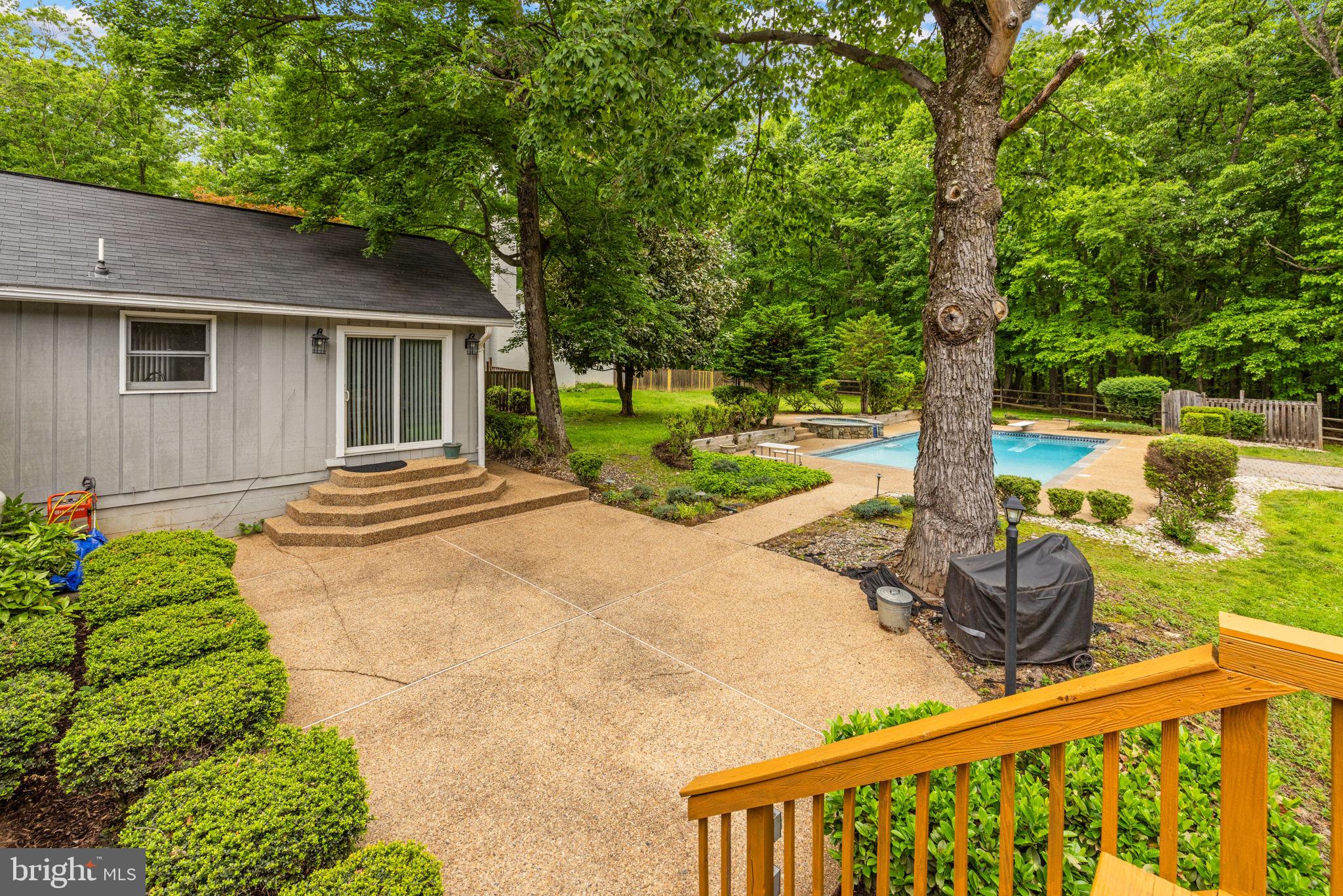 41726 Stumptown Road Leesburg, VA 20176 - Photo 48 of 91 Back Yard Pebble Stone Patio