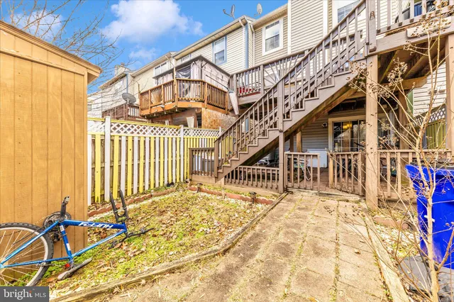 a view of entryway with a front door