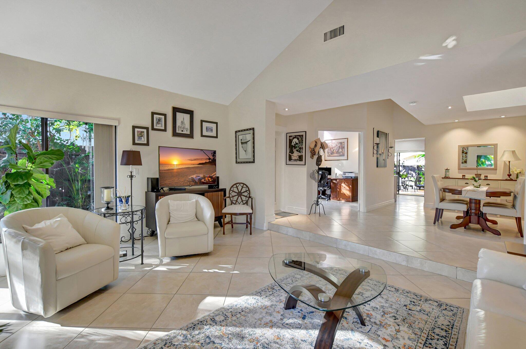 7611 Sierra Terrace West Boca Raton, FL 33433 - Photo 7 of 43 Living Room