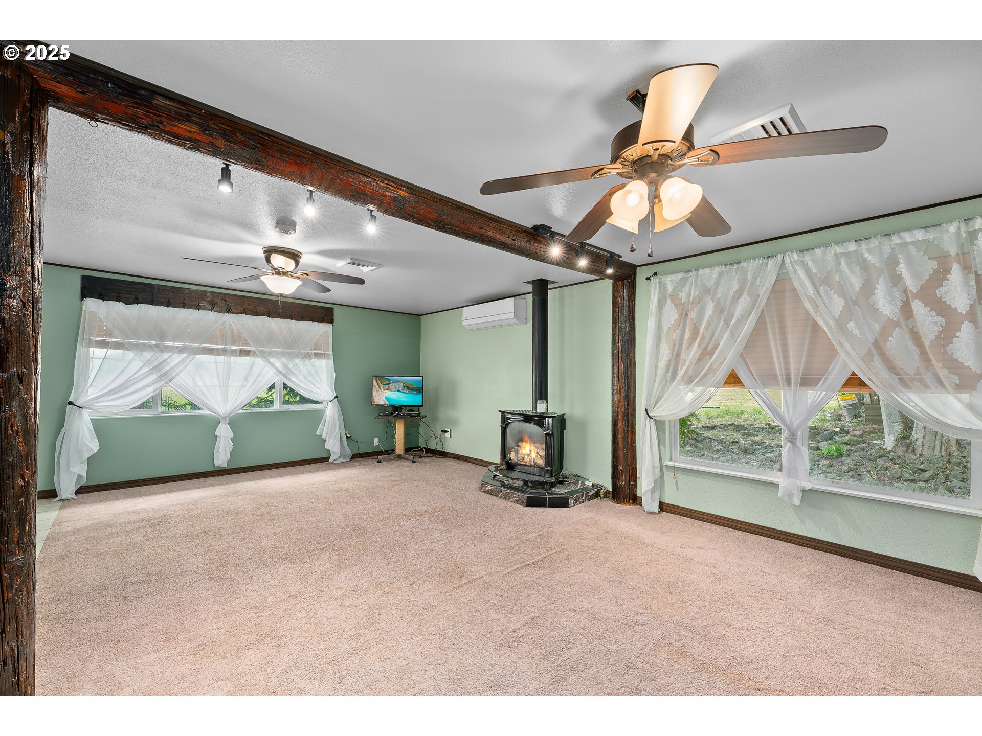 10 Kegler Road Winston, OR 97496 - Photo 7 of 47 Living Room