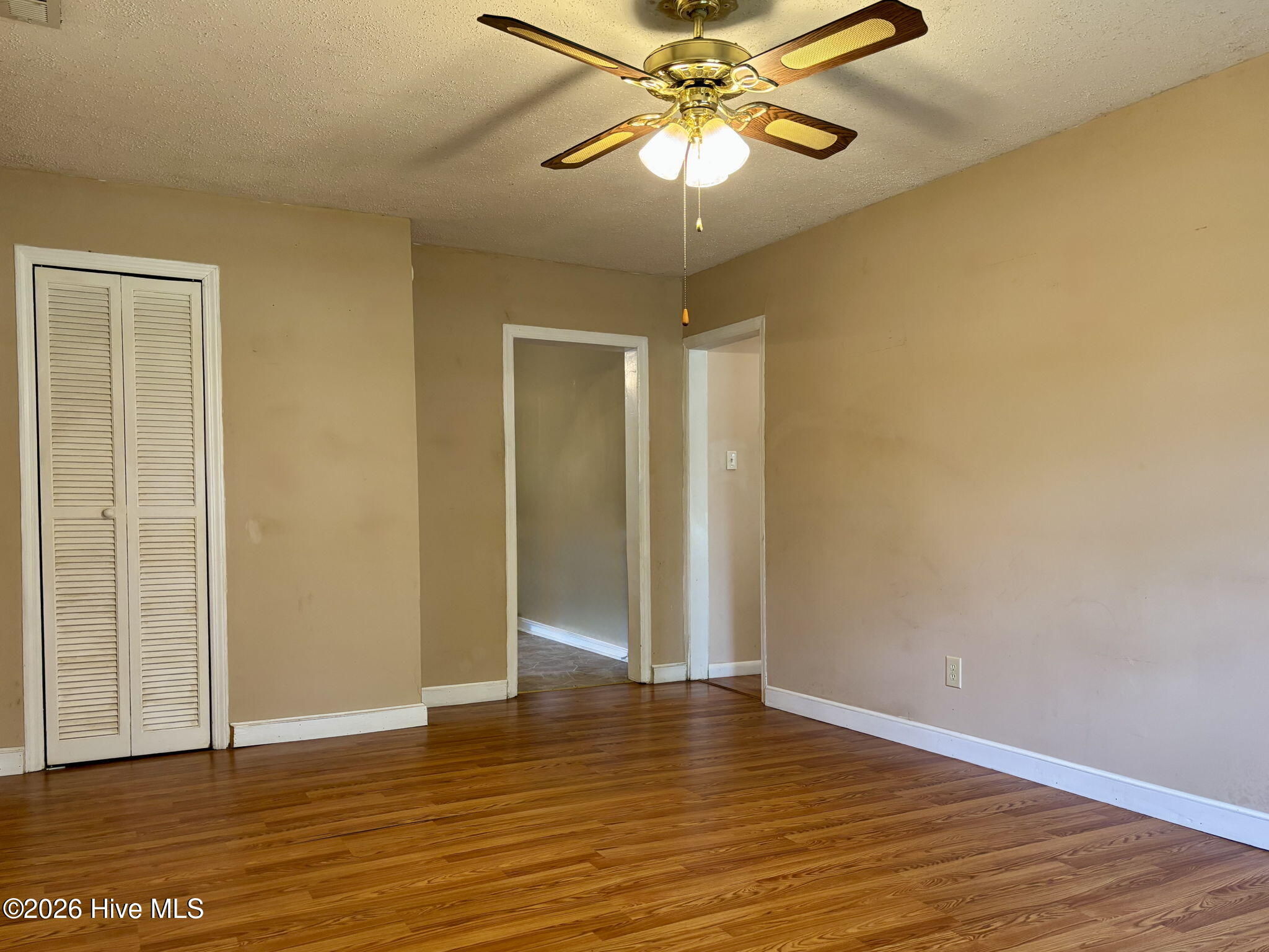 580 Gillikin Road Beaufort, NC 28516 - Photo 14 of 43 Primary Living Area w/ Coat Closet
