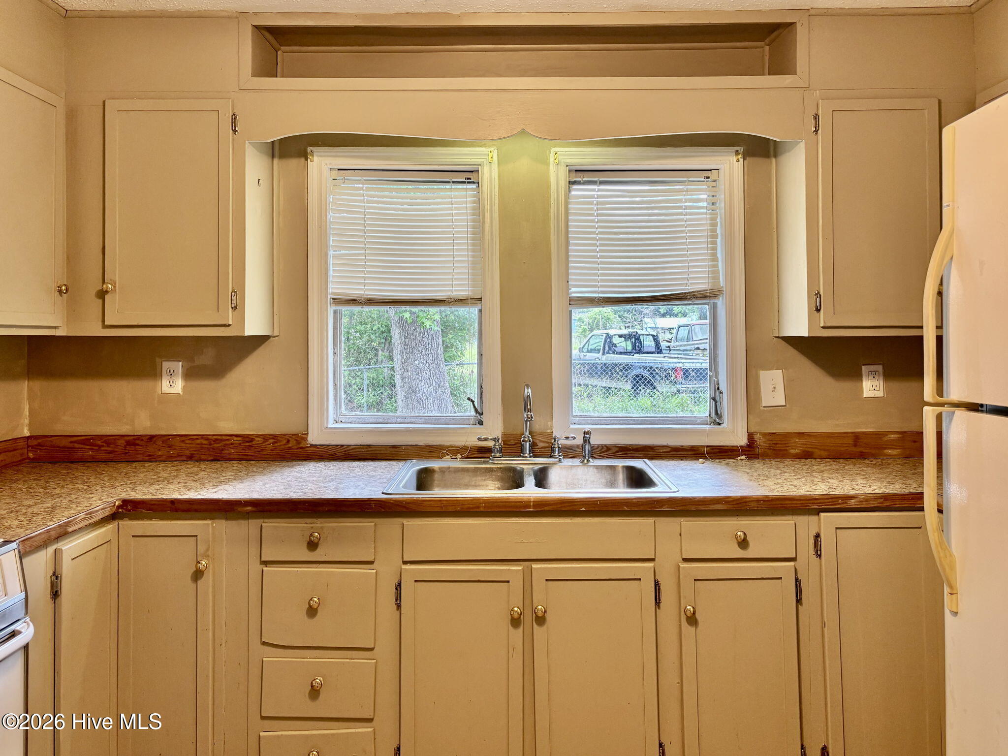 580 Gillikin Road Beaufort, NC 28516 - Photo 16 of 43 Kitchen w/ Plentiful Cabinetry