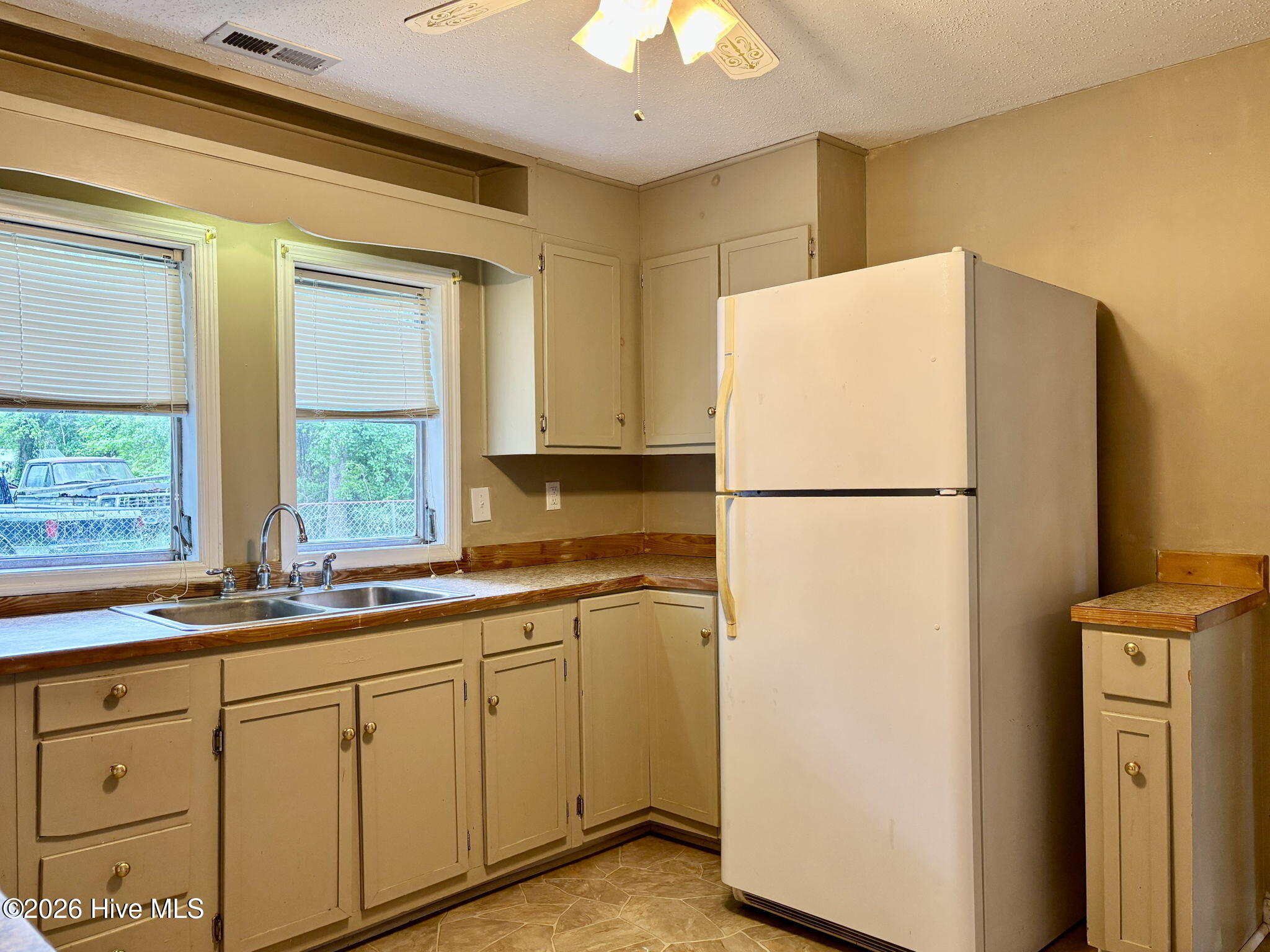 580 Gillikin Road Beaufort, NC 28516 - Photo 17 of 43 Kitchen w/ Pantry