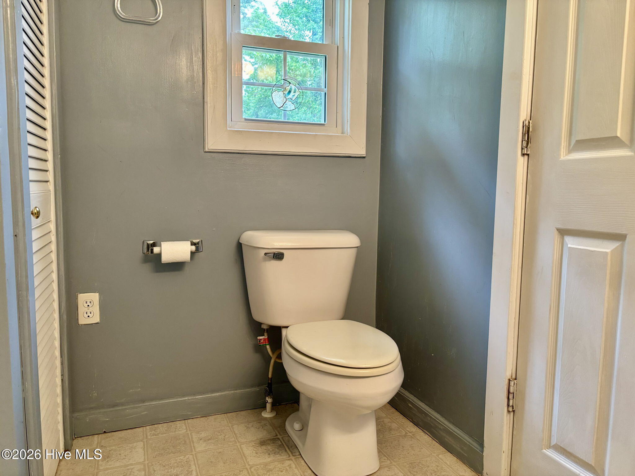 580 Gillikin Road Beaufort, NC 28516 - Photo 29 of 43 Fully Bathroom w/ Linen Closet
