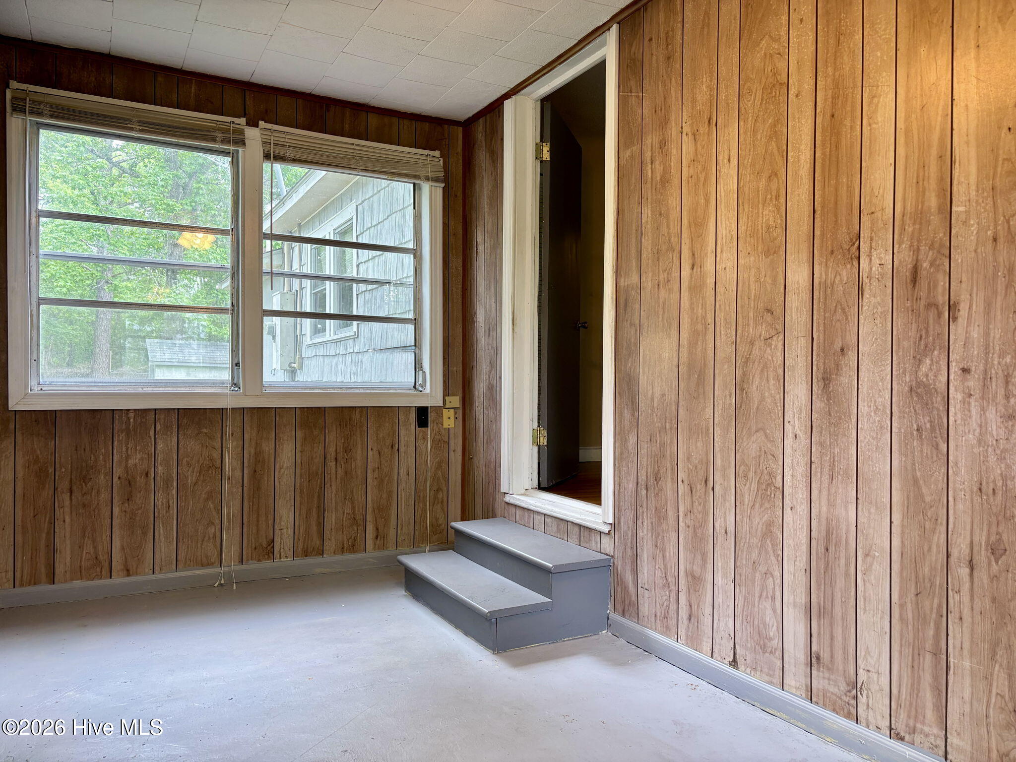 580 Gillikin Road Beaufort, NC 28516 - Photo 32 of 43 Mudroom Entry into Primary Living Area