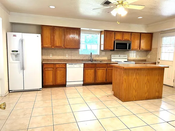 $1,800 | 6704 Spoonwood Lane, Fort Worth, TX 76137
