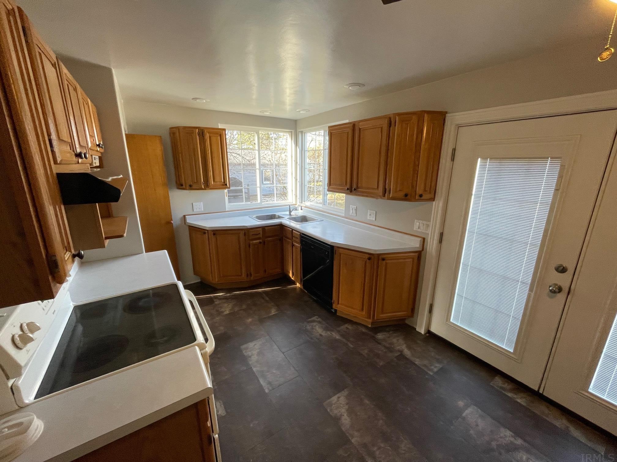 1012 Jackson Boulevard Rochester, IN 46975 - Photo 3 of 14