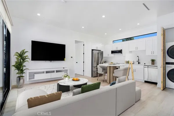 $1,698,900 | 10947 Lurline Avenue, Chatsworth, CA 91311