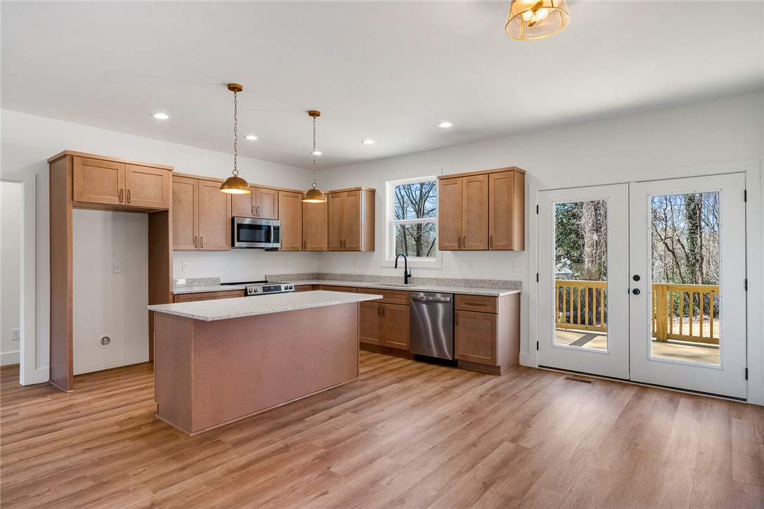 125 Cambridge Lane Pendleton, SC 29670 - Photo 5 of 22 This spacious kitchen offers abundant cabinetry, ample counter space, and direct outdoor access.