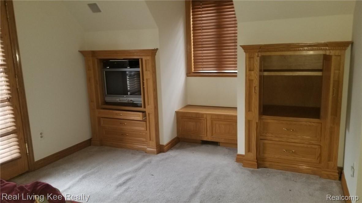 350 Camelot Way Rochester, MI 48306 - Photo 17 of 32 20181026_094019 - Copy.jpg