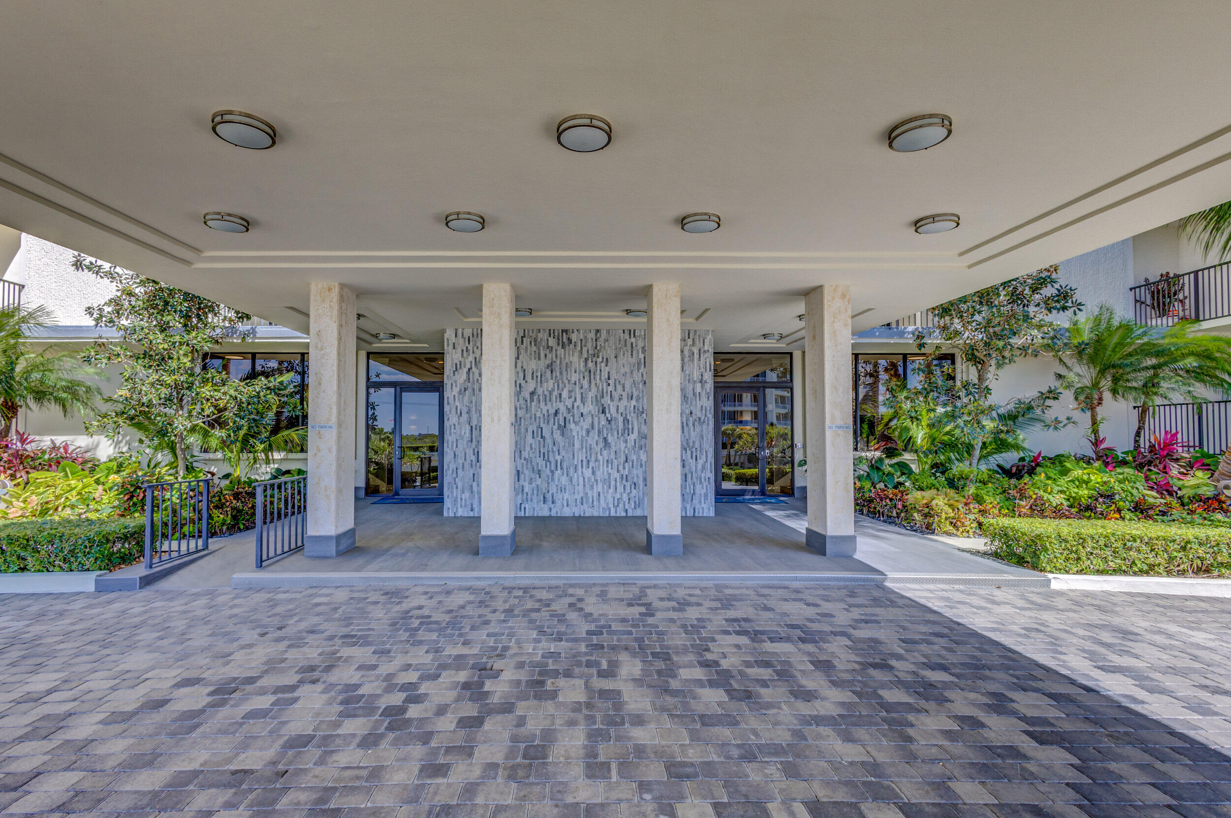 400 South Beach Road, Unit 804 Tequesta, FL 33469 - Photo 61 of 65 a view of a big room with garden and entryway