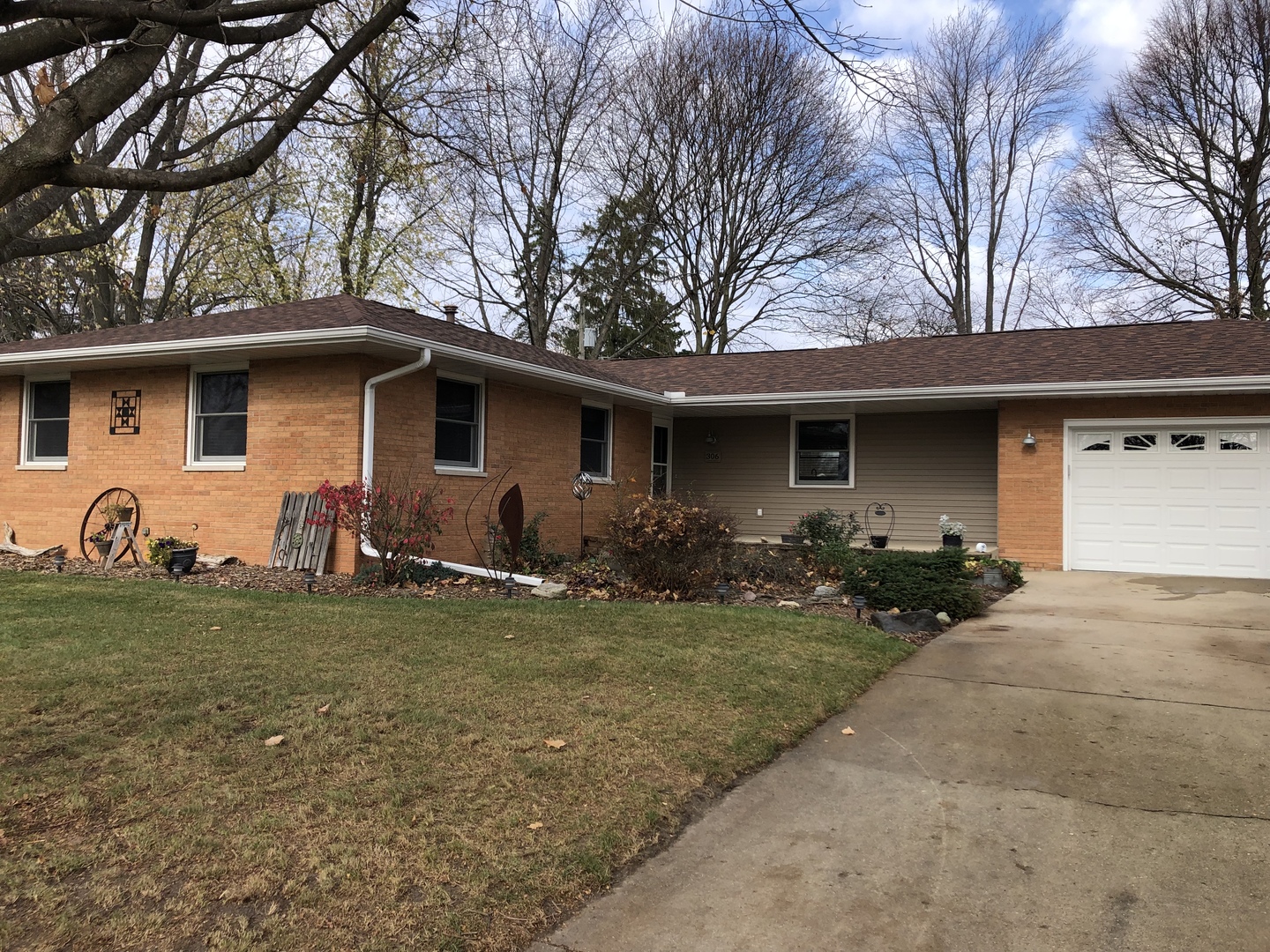 306 Andrew Street Dwight, IL 60420 - Photo 2 of 25 a view of a yard with a house
