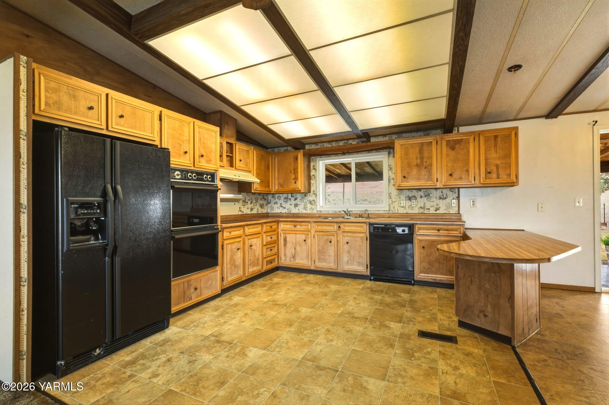 171 Gopher Road Selah, WA 98942 - Photo 6 of 24 a kitchen with stainless steel appliances granite countertop a stove a sink and a refrigerator