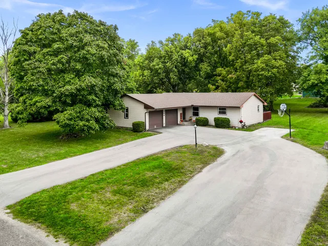 $260,000 | 108 Cardinal Drive, Le Roy, IL 61752