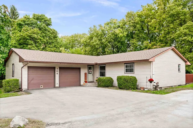 $260,000 | 108 Cardinal Drive, Le Roy, IL 61752