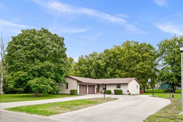 $260,000 | 108 Cardinal Drive, Le Roy, IL 61752