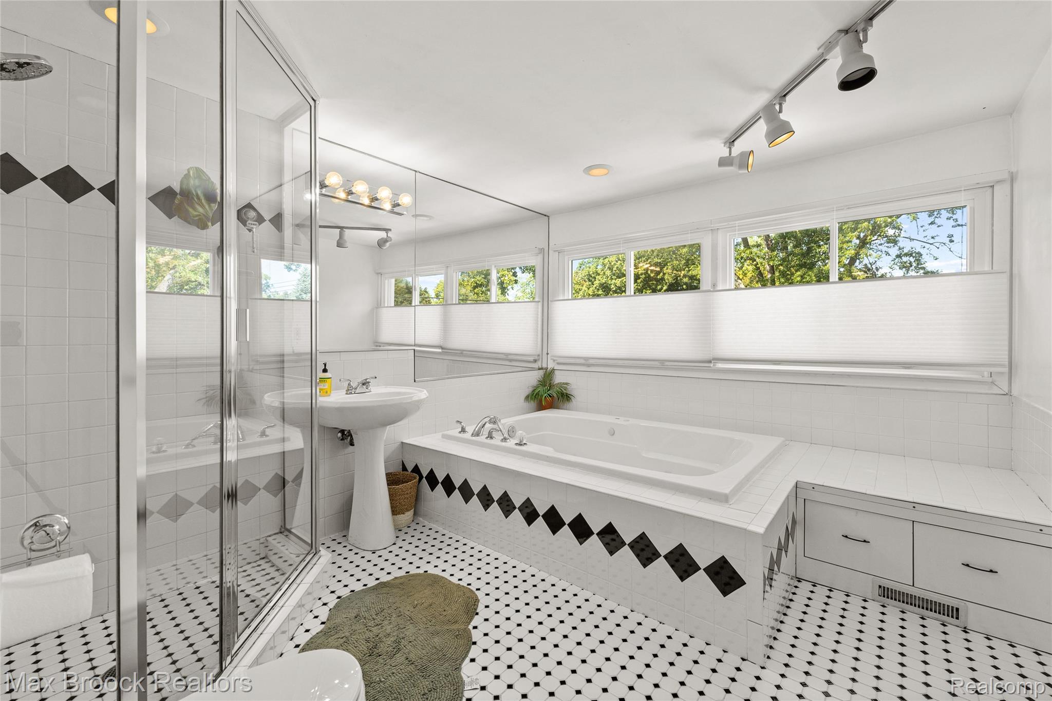 1850 Columbia Road Berkley, MI 48072 - Photo 10 of 21 Primary Bath