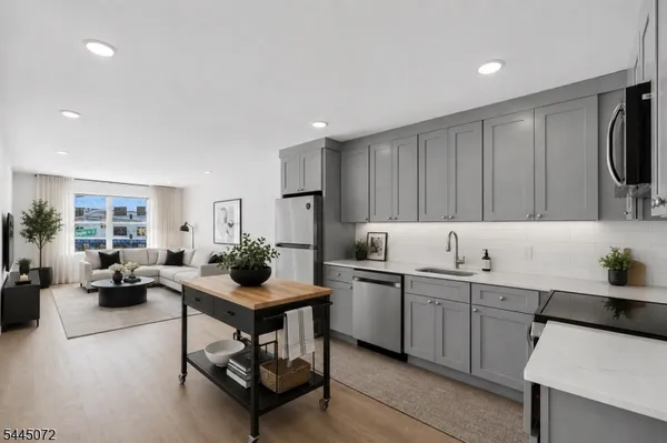 $1,800 | 566 Springfield Avenue, Unit 202, Newark, NJ 07103