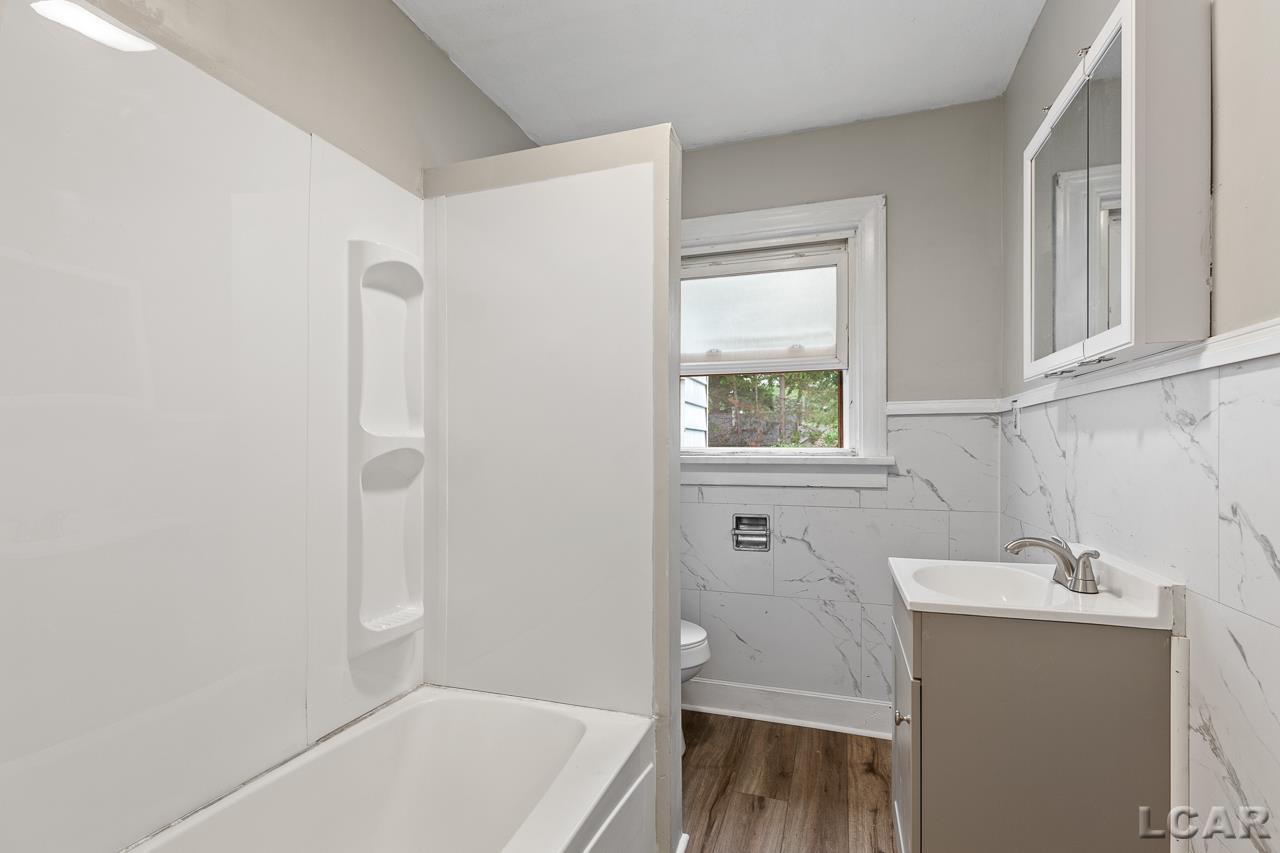 809 North Clinton Street Adrian, MI 49221 - Photo 6 of 28 50151110-3e18f501-d75c-4fc1-a647-119438df5956.JPG
