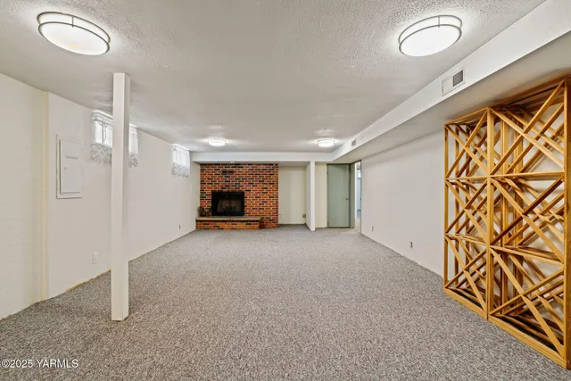 a view of empty room with a sink