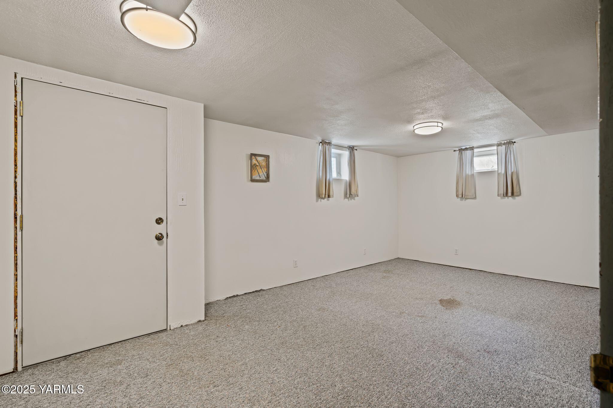 1020 Elm Street Prosser, WA 99350 - Photo 22 of 28 an empty room with windows and closet