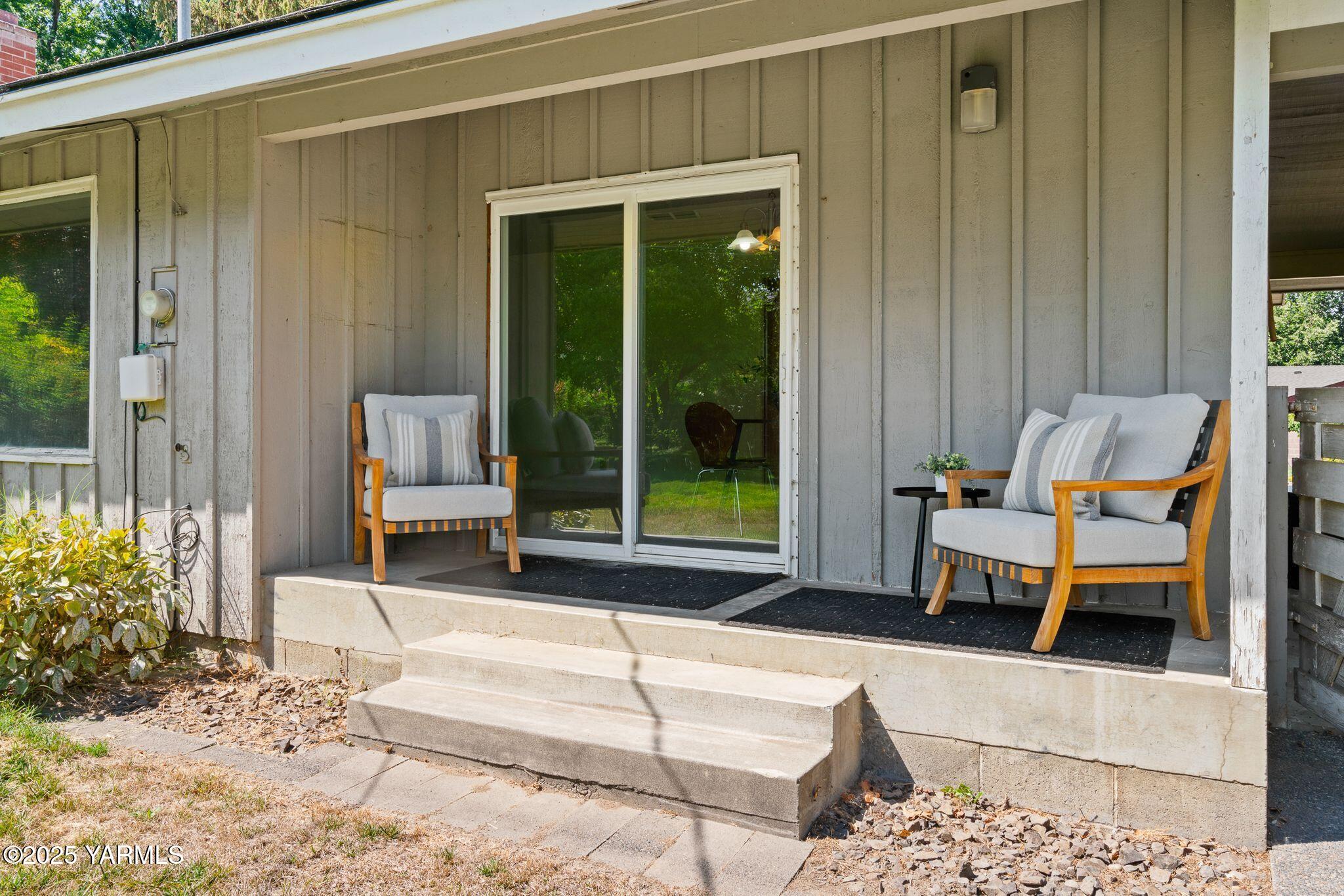 1020 Elm Street Prosser, WA 99350 - Photo 26 of 28 a building outdoor space with patio furniture and potted plants