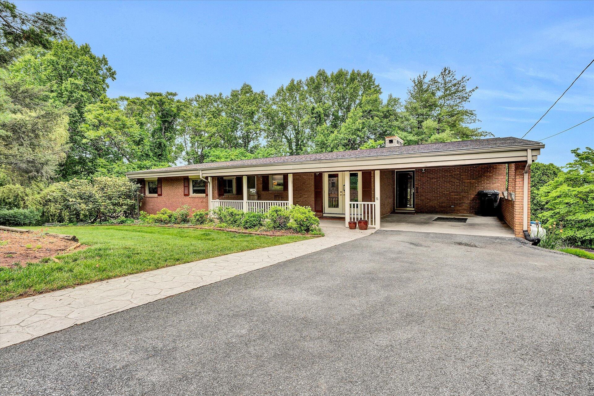 5519 Highfields Road Roanoke, VA 24018 - Photo 2 of 45 Front Right_5519_Highfields