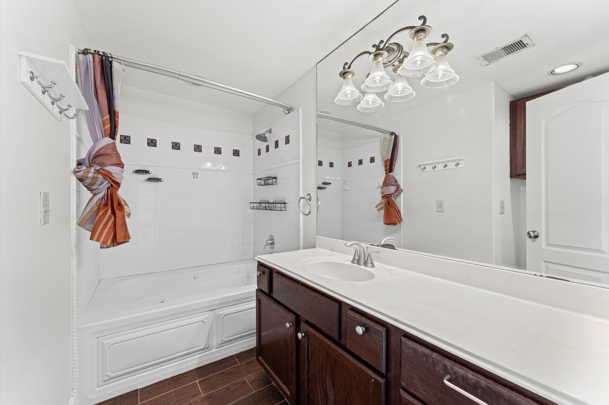 1602 Elgin Street, Unit 10 Houston, TX 77004 - Photo 10 of 21 Primary bath