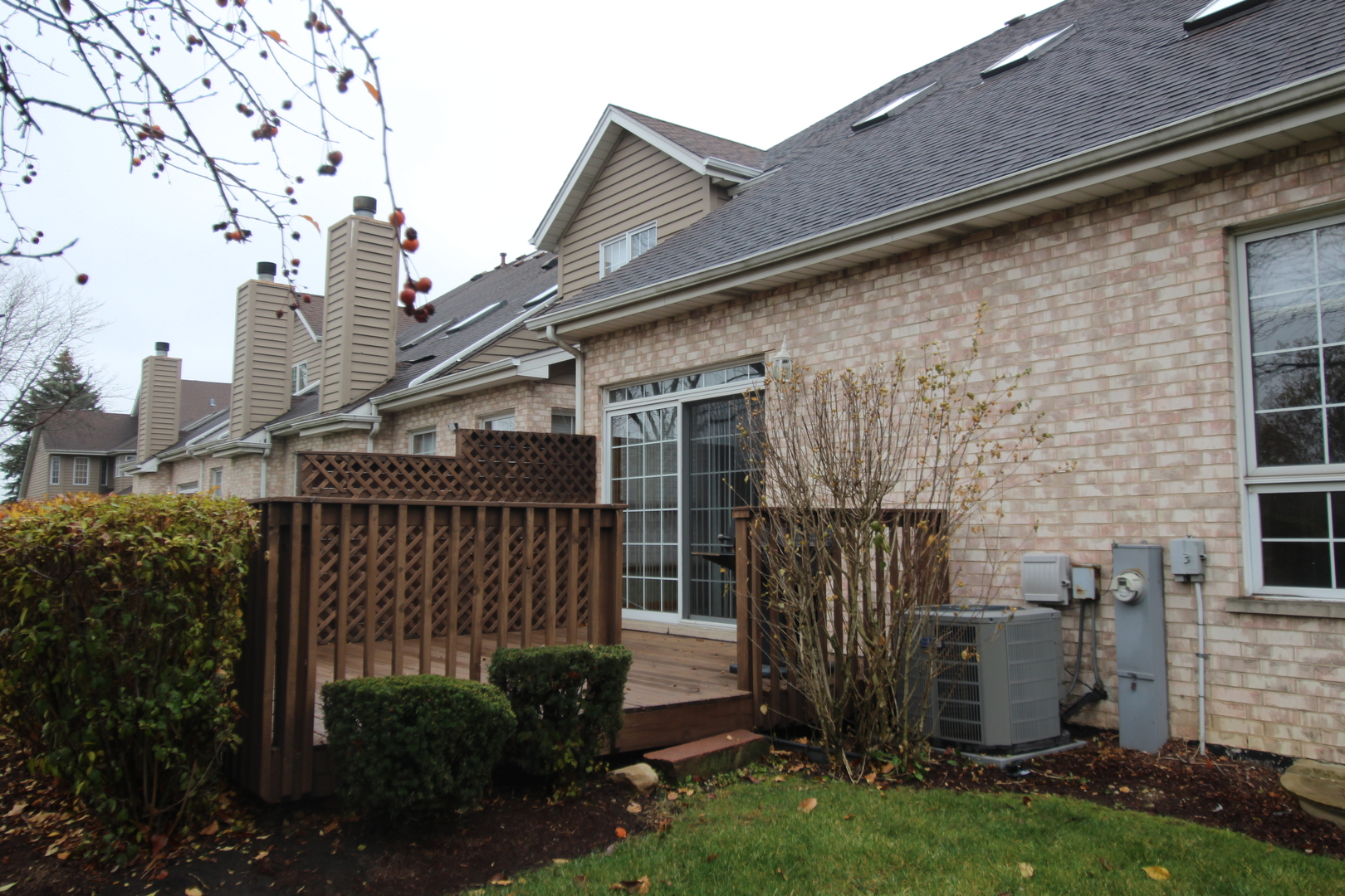 10 Moorings Drive Palos Heights, IL 60463 - Photo 11 of 19 a front view of a house with garden