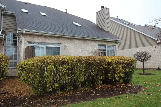 $425,000 | 10 Moorings Drive, Palos Heights, IL 60463