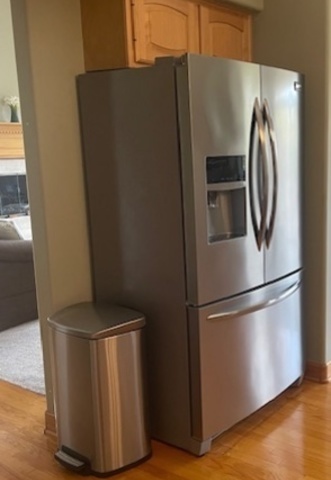 10 Moorings Drive Palos Heights, IL 60463 - Photo 7 of 19 a metallic refrigerator freezer sitting in a kitchen