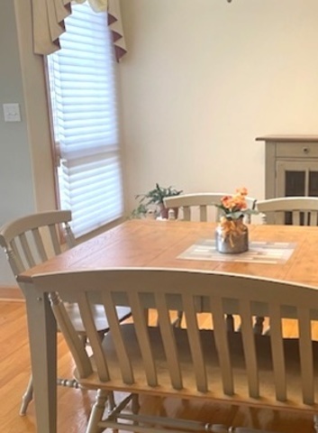 10 Moorings Drive Palos Heights, IL 60463 - Photo 8 of 19 a kitchen with a table and chairs