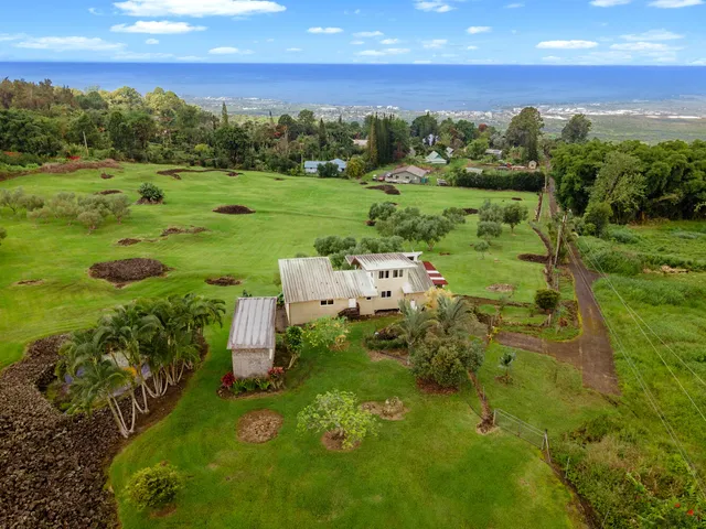 a view of yard with ocean