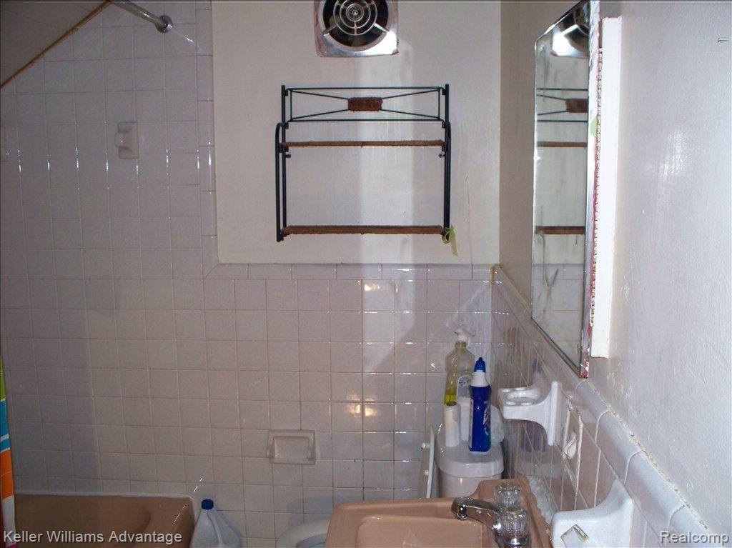 15377 Rutherford Street Detroit, MI 48227 - Photo 17 of 24 Master Bath 1