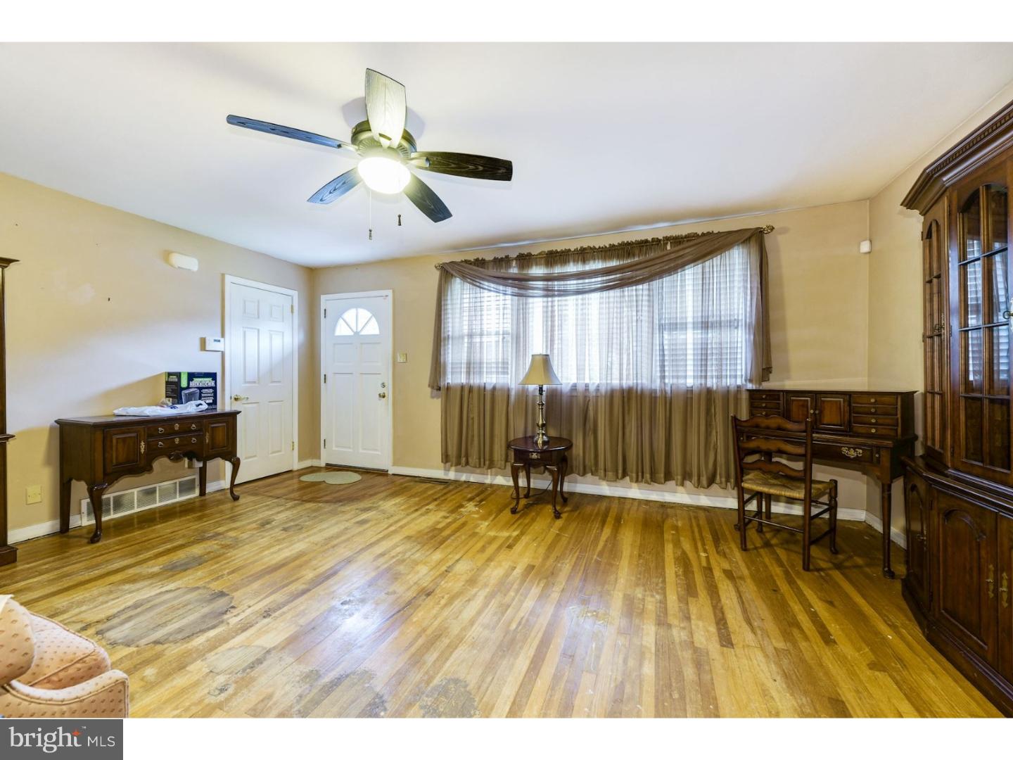 509 8 Street Riverside, NJ 08075 - Photo 4 of 25 Living Room