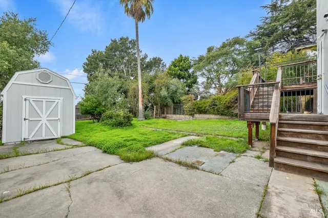 a view of a back yard