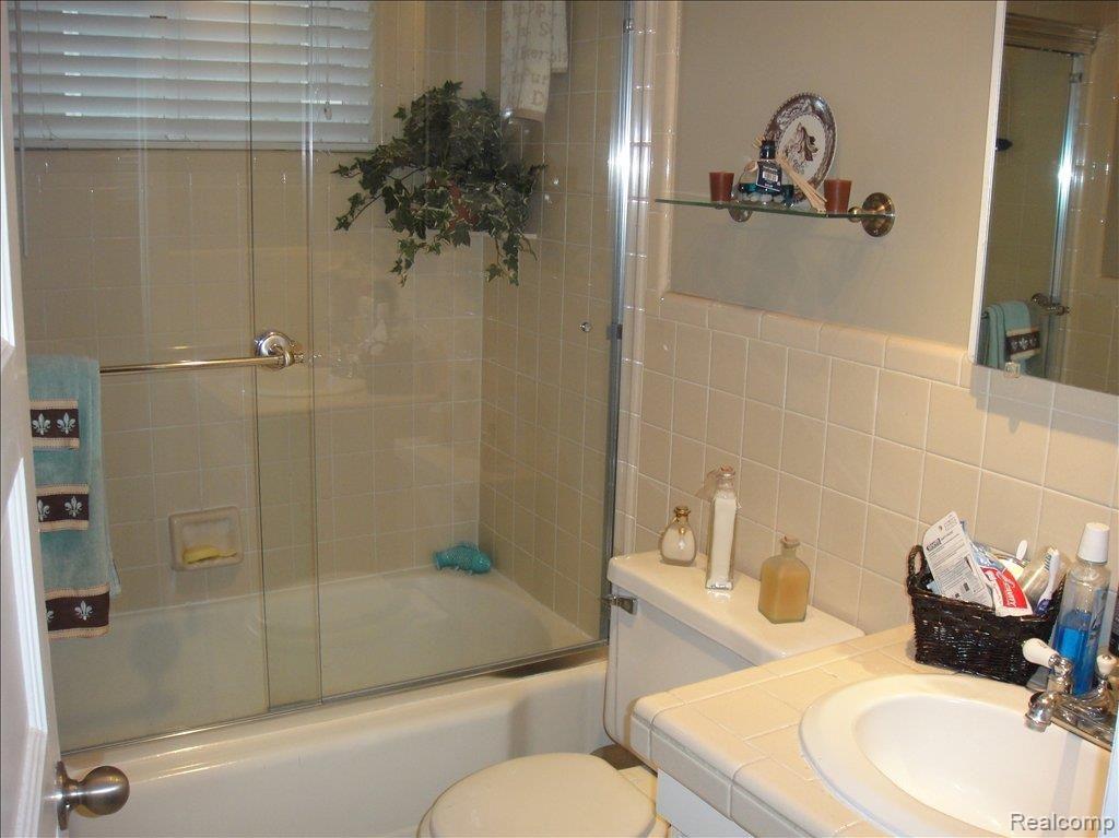 403 North Castell Avenue Rochester, MI 48307 - Photo 10 of 25 Main Bath