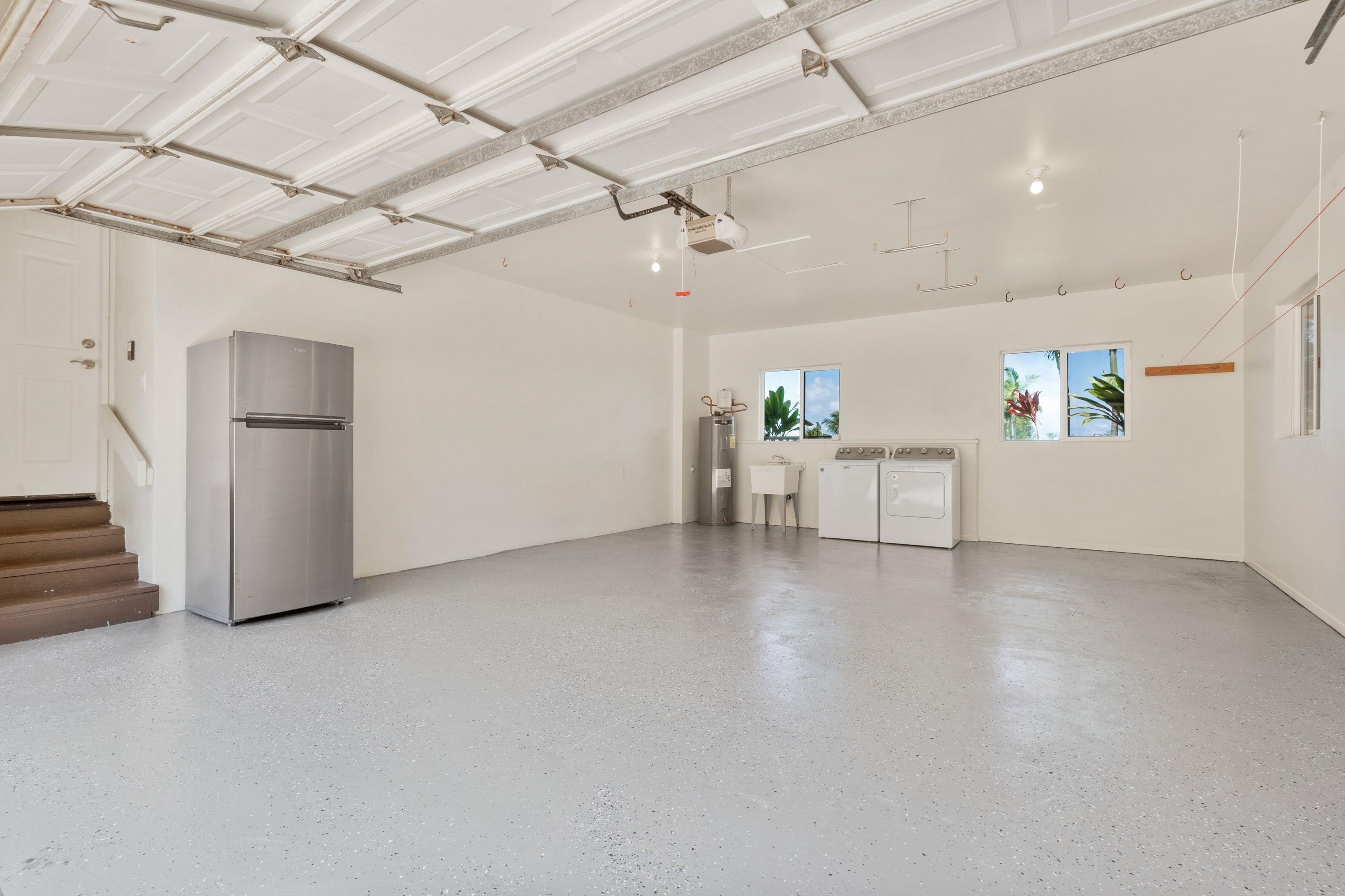 500 North Holokai Place Haiku, HI 96708 - Photo 27 of 30 a view of a livingroom with furniture and a ceiling fan
